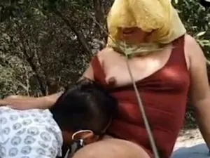 Cặp bà xã anh xã dâm quay clip sex trong rừng