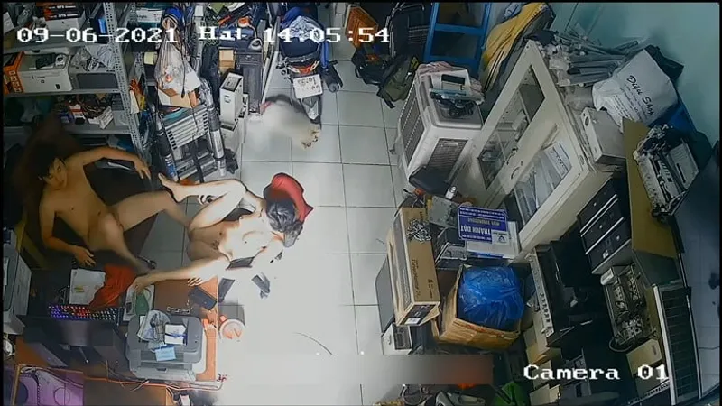 Vợ yêu Chồng yêu địt nhau trong của hàng máy tính