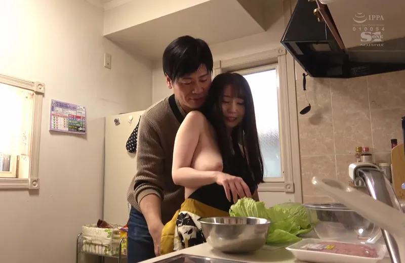 Nghi ngờ vợ vụng trộm, chồng yêu lén lắp camera và chứng kiến tất cả